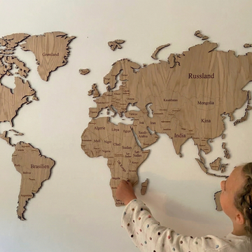 Verdenskart med inngraverte land og grenser - Eiketre - 145x76,5 cm.
