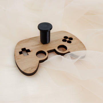 Knagg - Gamingkontroll - 11x7 cm.