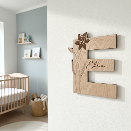 Navneskilt – Bokstav med navn og fødselsblomst – 30 cm